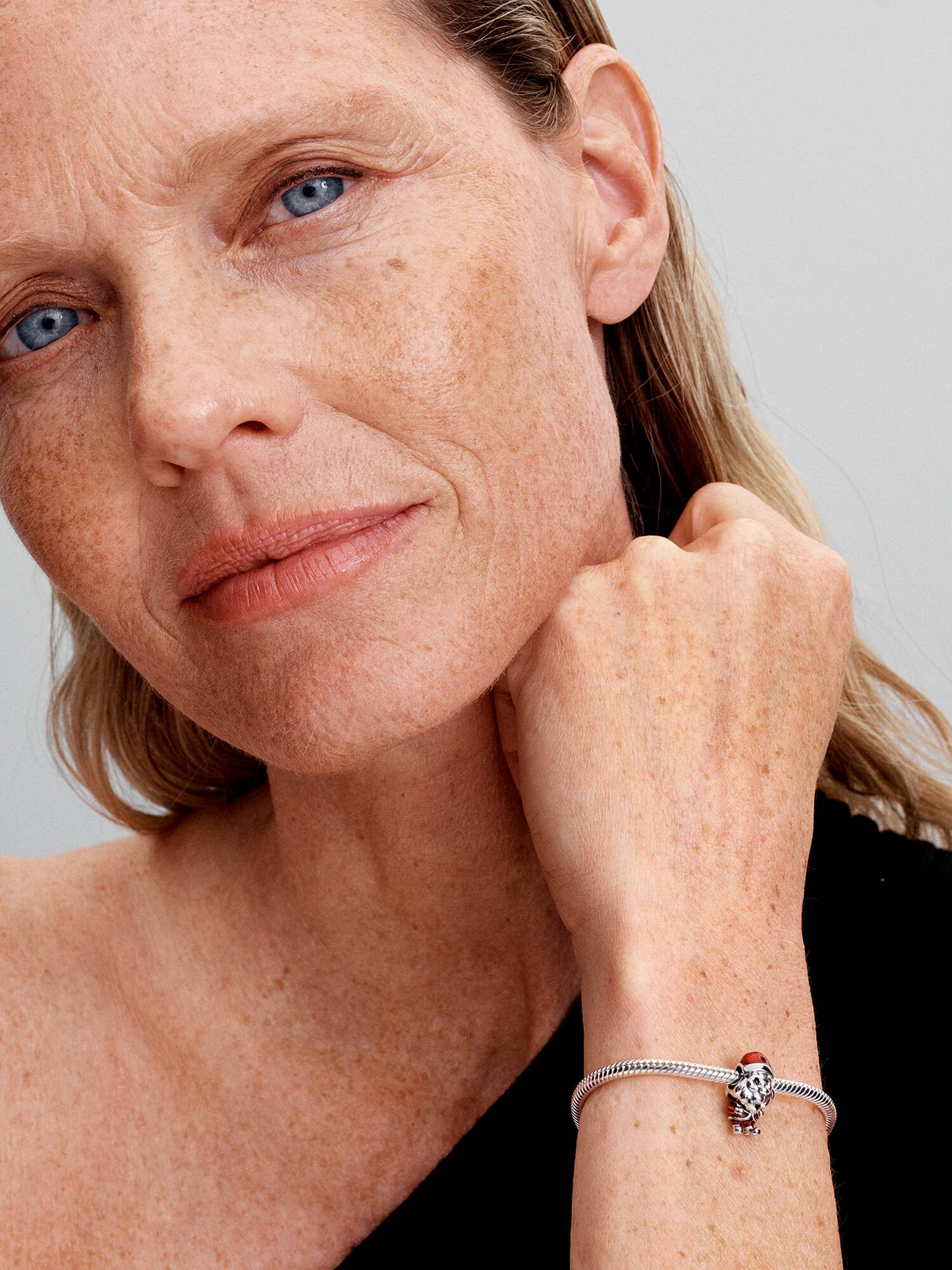 Charm Babbo Natale Smalto Rosso Brillante Pandora (Cod. 793593C01) - EmporiaProfumi